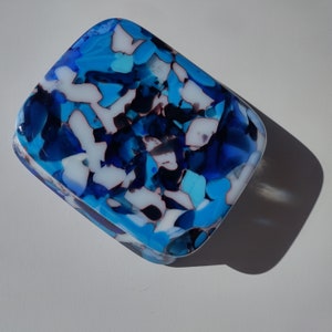 Funky blues and white fused glass box with lid imagem 2