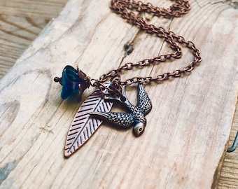 Collana con ciondolo in rame con uccello, foglia e fiore. Regali sotto i 30 euro. Gioielli con fiori del bosco, gioielli autunnali, collana con foglia, gioielli di tendenza.
