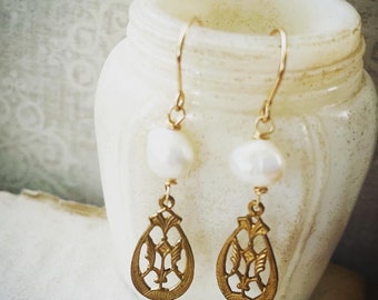 Pendientes de perlas y latón Filigrana Art Nouveau Oro Estilo vintage Bodas Regalos del Día de las Madres nupciales Joyería de la finca