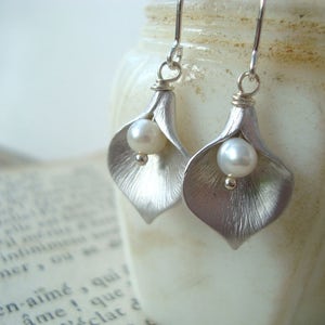 Silver Calla Lily Earrings With White Pearl. Bridal Jewelry, Flower Earrings, Floral Jewelry, Mothers Day, June Birthstone, Silver Flowers