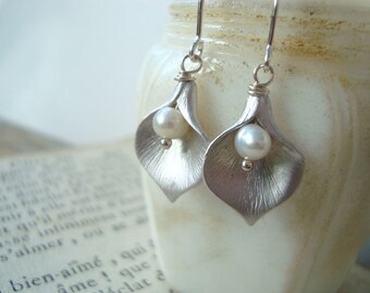Silver Calla Lily Earrings With White Pearl. Bridal Jewelry, Flower Earrings, Floral Jewelry, Mothers Day, June Birthstone, Silver Flowers