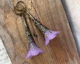 Pendientes de flores de estilo vintage. Pendientes de flores boho, latón antiguo, flores moradas, pendientes florales, núcleo de hadas, pendientes de dama de honor