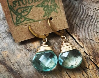 Pendientes Briolette de Cristal Aqua. Relleno de oro de 14 quilates, envuelto en alambre, piedra de nacimiento de marzo, pendientes de vidrio, joyería de dama de honor, pendientes de oro, palanca