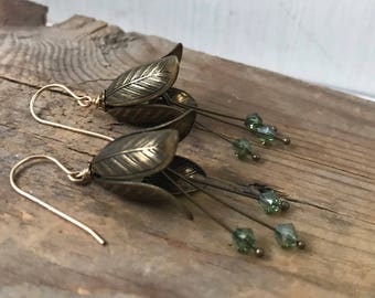 Boucles d'oreilles gentiane en bronze avec cristal d'olive. Bijoux en laiton, boucles d'oreilles fleurs, shabby chic, noyau de fée, printemps, bijoux floraux, boucles d'oreilles de demoiselle d'honneur