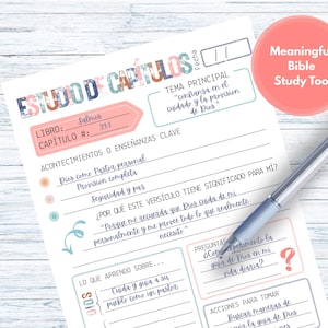 Puede incluir: Una hoja de papel blanca con el título "ESTUDO DE CAPÍTULOS" y el texto "Meaningful Bible Study Tool". El papel incluye secciones para notas, preguntas y enseñanzas clave, con un bolígrafo descansando en la página.