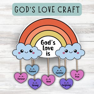 Puede incluir: Una colorida manualidad en forma de arcoíris con el texto "God's Love Craft" en la parte superior. El arcoíris tiene secciones naranjas, amarillas y blancas. Debajo hay dos nubes azules con caras sonrientes y corazones colgantes con palabras como "Forever" y "Patient".