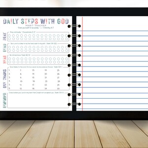 Może przedstawiać: Czarny notatnik z tytułem "DAILY STEPS WITH GOD" i narzędziem do śledzenia nawyk&oacute;w. Notatnik zawiera sekcje do modlitwy, czytania, słuchania, dziękczynienia i pamiętania, z miejscem na codzienne śledzenie.