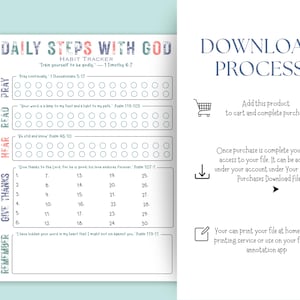 Może przedstawiać: Drukowany tracker nawyk&oacute;w zatytułowany "Daily Steps With God". Projekt zawiera sekcje do modlitwy, czytania, słuchania, dziękczynienia i pamiętania. Tekst zawiera wersety biblijne i sekcję "Proces pobierania".