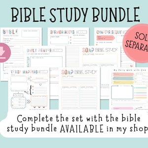 Pu&ograve; includere: Una raccolta di pagine di studio biblico stampabili con titoli come "Studio dei personaggi biblici", "Note del sermone" e "Preghiera quotidiana". Le pagine sono in colori pastello e includono il testo "Bible Study Bundle" in alto.