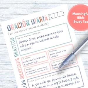 Könnte beinhalten: Ein weißes Papier mit dem Titel "ORACIÓN DIARIA" in Pastellfarben. Das Papier enthält Abschnitte für Dankbarkeit, Anfragen und ein Bibelstudienwerkzeug. Ein Stift liegt auf dem Papier.