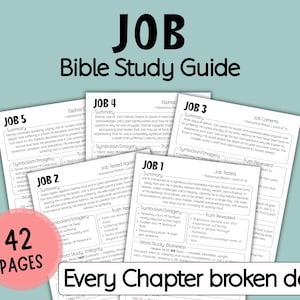 Puede incluir: Una guía de estudio bíblico titulada "JOB" con el texto "Bible Study Guide" en la parte superior. La guía incluye varias páginas con resúmenes, simbolismo y estudios de palabras. Un círculo rosa muestra "42 PAGES" y el texto "Every Chapter broken down".