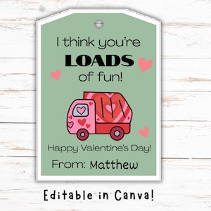 Może przedstawiać: Zestaw trzech ceramicznych kubków z nakrapianym, matowym wykończeniem. Kubki są w odcieniach kremu, jasnoszarym i ciemnoszarym. Każdy kubek ma prosty, minimalistyczny design.