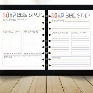 Pu&ograve; includere: Un quaderno a spirale aperto su una pagina di "SOAP Bible Study". La pagina presenta sezioni per la scrittura, l'osservazione, l'applicazione e la preghiera. Il quaderno &egrave; su una superficie di legno.