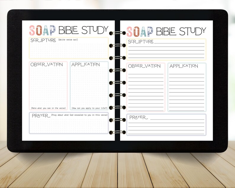 Pu&ograve; includere: Un quaderno a spirale aperto su una pagina di "SOAP Bible Study". La pagina presenta sezioni per la scrittura, l'osservazione, l'applicazione e la preghiera. Il quaderno &egrave; su una superficie di legno.