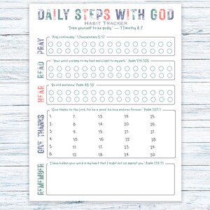 Może przedstawiać: Drukowany tracker nawyk&oacute;w zatytułowany "Daily Steps With God" z sekcjami do modlitwy, czytania, słuchania, dziękowania i pamiętania. Tracker zawiera k&oacute;łka do codziennego śledzenia i wersety biblijne.