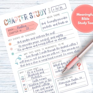 Könnte beinhalten: Ein Chapter Study Arbeitsblatt mit dem Text "Chapter Study" in Blau und Rosa. Das Arbeitsblatt enthält Abschnitte für Buch, Kapitel, Schlüsselereignisse, Hauptthema und Fragen. Ein rosa Stift liegt auf der Seite, mit den Worten "Meaningful Bible Study Tool" in einem rosa Kreis.