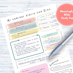 Pode incluir: Uma folha branca com anotações manuscritas e o texto "Mi caminar diario con Dios" e "Meaningful Bible Study Tool". Uma caneta azul repousa sobre o papel. As anotações incluem versículos, conclusões e palavras-chave.