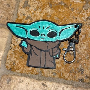 Baby Yoda Inspired Silk PLA Keychain | 2-Inch 3D Printed Grogu Key Ring | Cute Star Wars Fan Gift | Shiny Sci-Fi Backpack Charm bild 2