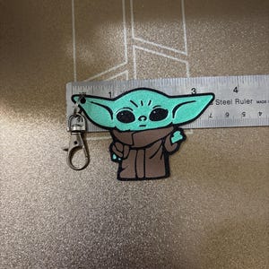 Baby Yoda Inspired Silk PLA Keychain | 2-Inch 3D Printed Grogu Key Ring | Cute Star Wars Fan Gift | Shiny Sci-Fi Backpack Charm bild 4