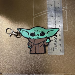 Baby Yoda Inspired Silk PLA Keychain | 2-Inch 3D Printed Grogu Key Ring | Cute Star Wars Fan Gift | Shiny Sci-Fi Backpack Charm bild 3