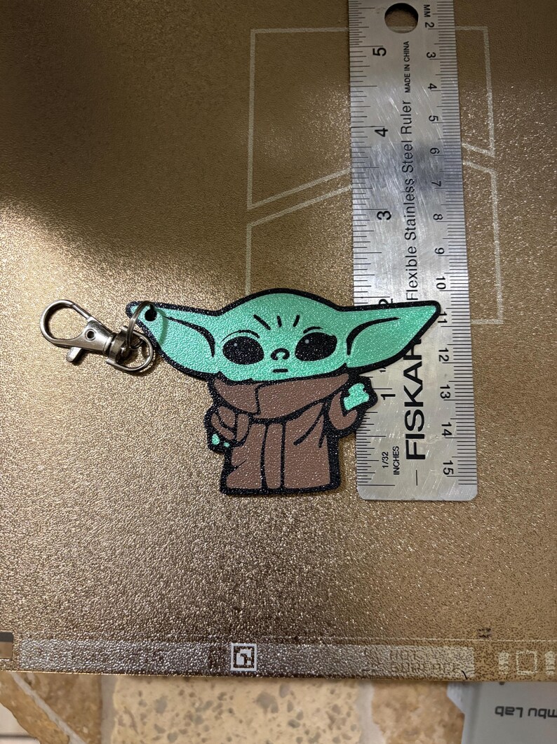 Baby Yoda Inspired Silk PLA Keychain | 2-Inch 3D Printed Grogu Key Ring | Cute Star Wars Fan Gift | Shiny Sci-Fi Backpack Charm bild 3