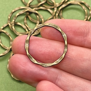Anéis de bronze antigo martelado de 22 mm / Anéis de ligação / Conectores / Elos / Círculo / Anel fechado / Suprimentos para joias / Patina Queen / 20 peças