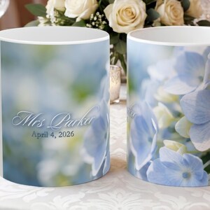 Gepersonaliseerde mevrouwmok, blauwe hortensia bloemen bruidsnaambeker, servettenset