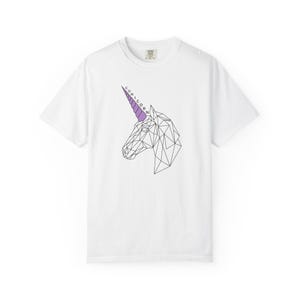 Może przedstawiać: Biały t-shirt z krótkim rękawem z czarną geometryczną ilustracją liniową głowy jednorożca. Róg jednorożca jest wypełniony jednolitym fioletowym kolorem, a słowo "CONICORN" jest nadrukowane czarnymi wielkimi literami wzdłuż boku rogu.