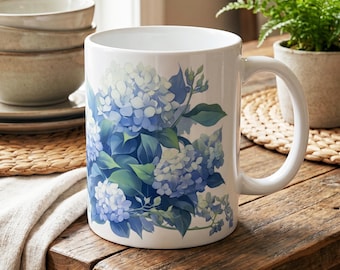 青いアジサイのマグカップ、花柄のコーヒーマグ、植物柄のアジサイのカップ、コテージコア風の花柄コーヒーマグ