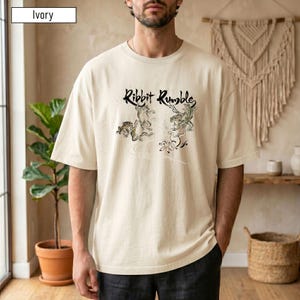 T-shirt met Chojugiga-dieren, modern Japans folklore-kunst T-shirt, ontwerp met kikker en konijn geïnspireerd op Chojugiga, grafisch shirt in Edo-rolstijl.