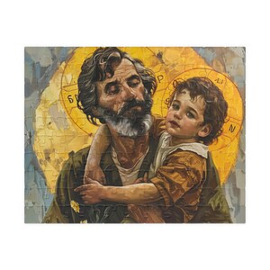 Op de afbeelding: Een schilderij van een man en een kind, beide met bruin haar en bruine ogen. De man heeft een baard en draagt een groen shirt. Het kind draagt een bruin shirt. Het schilderij is geplaatst tegen een gele achtergrond met een kompasontwerp.