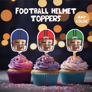 Könnte beinhalten: Drei Cupcakes mit Football-Helm-Toppern. Die Topper sind blau, rot und grün. Die Cupcakes sind mit rosa, lila und weißem Frosting verziert. Der Text "Football Helmet Toppers" befindet sich oben im Bild. Der Text "Any Color" befindet sich oben rechts im Bild.