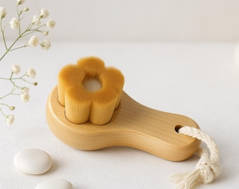 Dry facial brush made of bamboo and natural bristles