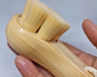 Dry facial brush made of bamboo and natural bristles