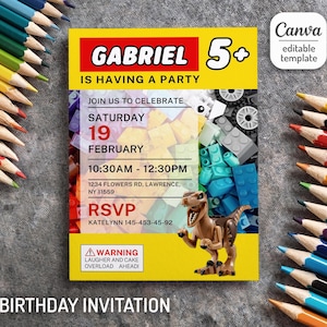 Könnte beinhalten: Eine gelbe Geburtstagseinladung im Lego-Stil für einen Jungen namens Gabriel, der seinen 5. Geburtstag feiert. Die Einladung zeigt einen Lego-Dinosaurier und einen Haufen bunter Lego-Steine. Der Text auf der Einladung lautet "Gabriel 5+ is having a party".