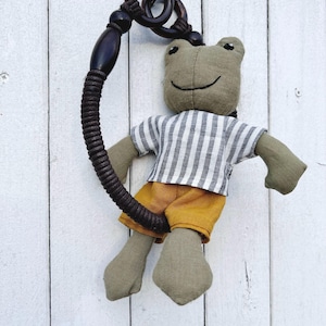 Rana di lino fatta a mano - Regalo morbido e coccoloso per bambini, peluche verde con vestiti, giocattolo in tessuto naturale per bambini e bambine