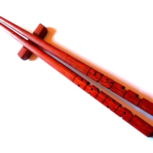 パープルハートウッド名入れ箸、カスタム名入れ、オーダーメイド彫刻