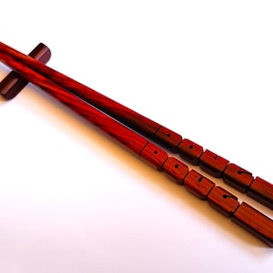 Pauzinhos com nome Cocobolo em jacarandá, personalizados e esculpidos sob encomenda