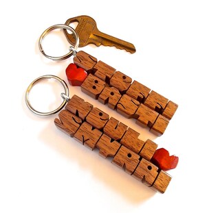 Portachiavi In Legno Di Noce Naturale Con Incisione – Modello 2 (SA0041) – Marrone, Con Cordino In Pelle