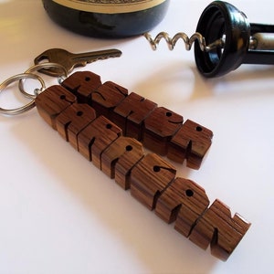 Llavero personalizado con nombre de pentagrama de roble de barril de vino de Napa, madera reciclada, tallado a pedido imagen 1