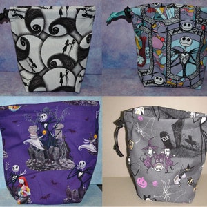 Puede incluir: Cuatro bolsas de dados de tela diferentes con varios personajes y escenas de la pel&iacute;cula Pesadilla antes de Navidad. Las bolsas son todas de estilo de cord&oacute;n y est&aacute;n hechas de tela de algod&oacute;n.