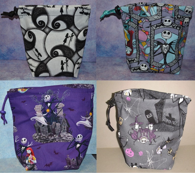 Puede incluir: Cuatro bolsas de dados de tela diferentes con varios personajes y escenas de la pel&iacute;cula Pesadilla antes de Navidad. Las bolsas son todas de estilo de cord&oacute;n y est&aacute;n hechas de tela de algod&oacute;n.