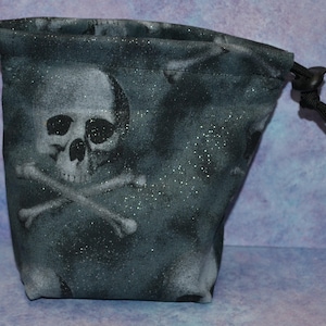 Saco de tecido com cordão de caveiras brilhantes para peças de dados/tarô/maquiagem/D&D/RPG/jogo de tabuleiro
