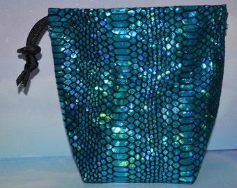 Bolsa de tecido com cordão e escamas azuis metálicas: armazenamento de dados, tarô e RPG
