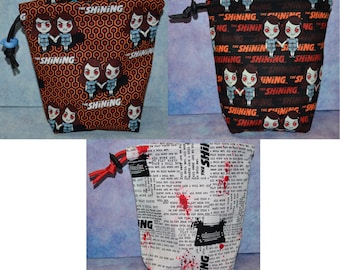 Bolsa de dados con cordón de tela de la película de terror Twins/Máquina de escribir espeluznante hecha con tela con licencia de El Resplandor: ¡tres patrones para elegir!