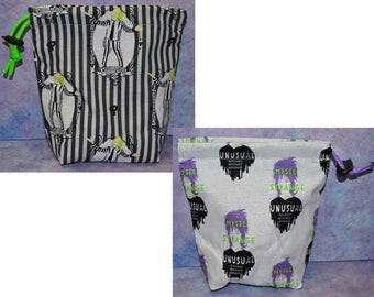 Bolsa de tela con cordón de película de comedia de terror y fantasmas hecha con telas autorizadas de Beetlejuice y Lydia