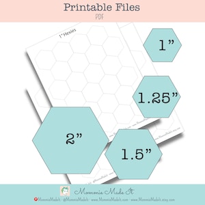 Puede incluir: Archivos PDF imprimibles con una cuadrícula de hexágonos etiquetada como 1" Hexies. Se muestran tres formas hexagonales individuales de color azul claro con el texto 1", 1.25", 1.5" y 2" que indica sus tamaños respectivos en pulgadas. La parte inferior incluye el texto Mommie Made It.