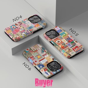 Puede incluir: Tres fundas de teléfono diferentes con un diseño de collage vintage que presenta imágenes coloridas de sellos y etiquetas. Las fundas están etiquetadas como NO.4, NO.5 y NO.6.