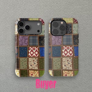 Puede incluir: Dos fundas para teléfono con un diseño de colcha de retazos. Las fundas presentan una variedad de cuadrados estampados en tonos de verde, azul, morado y marrón. El diseño incluye patrones florales, de cuadros y de puntos. Las fundas tienen un recorte para la cámara.