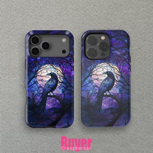 Może przedstawiać: Dwa etui na telefon z ciemnoniebieską obwódką, przedstawiające kruka siedzącego na gałęzi drzewa na tle pełni księżyca. Tło ma efekt witrażu z odcieniami fioletu, niebieskiego i białego. Tekst "Buyer CrossBorder" znajduje się na dole.